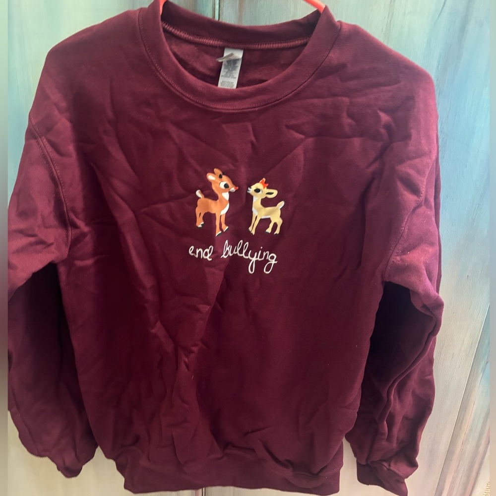 Gildan Heavy Blend Sweatshirt in Deep Maroon women’s small end bullying Rudolph